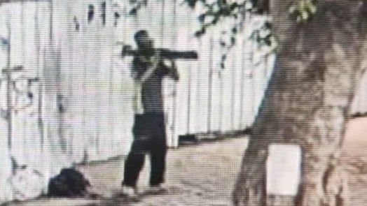 המשטרה עצרה אמש בת"א דר רחוב המאיים עם "טיל לאו" לעבר חנות על רקע "חיבתו" לעובדת במקום