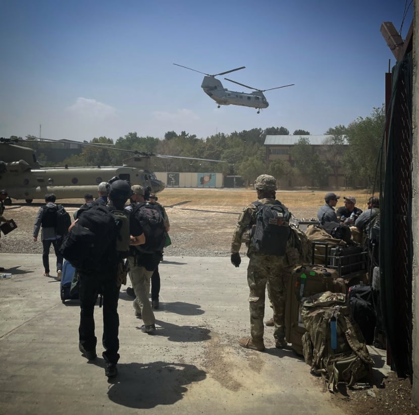 פינוי העובדים משגרירות ארה"ב בקאבול במהלך יום האתמול פינוי עובדים מ שגרירות ארה"ב ב קאבול אפגניסטן