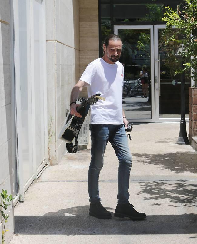 לשמור לך על הגיטרה?