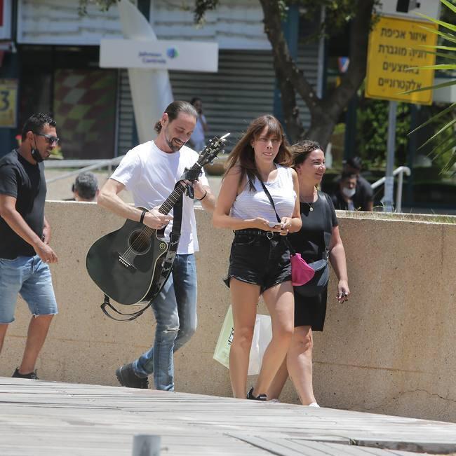 עם גיטרה וחיוך. ג'קו אייזנברג מגיב להדחה מ"האח הגדול"