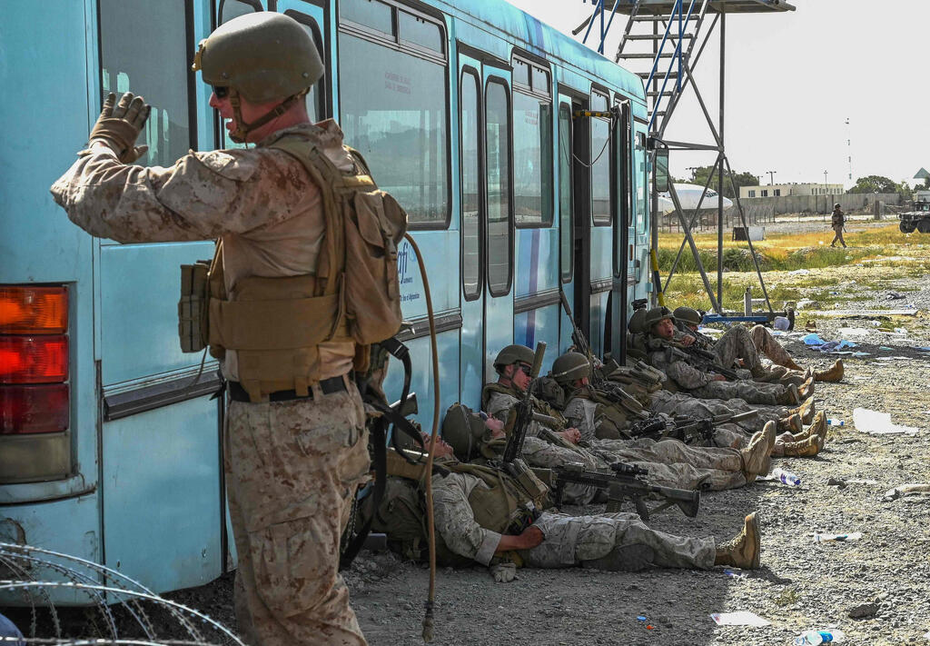 חיילים אמריקנים ב שדה התעופה ב קאבול אפגניסטן