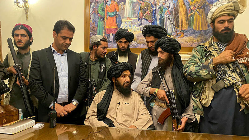 אפגניסטן קאבול אנשי טליבאן בתוך ארמון ה נשיאות אחרי ה השתלטות