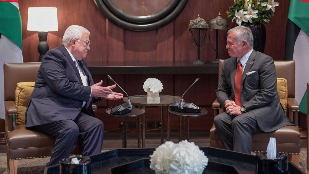 Jordanian King Abdullah II (R) meeting with Palestinian President Mahmoud Abbas in Jordan's capital Amman, on August 15, 2021