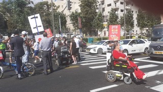 הנכים חוסמים את הכניסה לירושלים מגשר המיתרים
