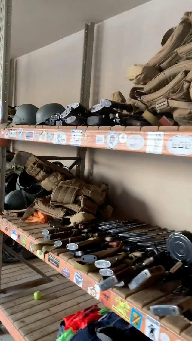 אפגניסטן קאבול נמל התעופה אחרי השתלטות ה טליבאן נשק נטוש בנמל התעופה