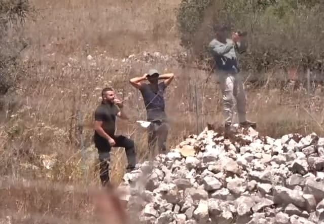 לבנונים צופים בהפגנה ומתעדים (צילום: אביהו שפירא) גבול לבנון