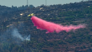 מטוס כיבוי מטיל חומר מעכב בעירה על השריפה בהר איתן