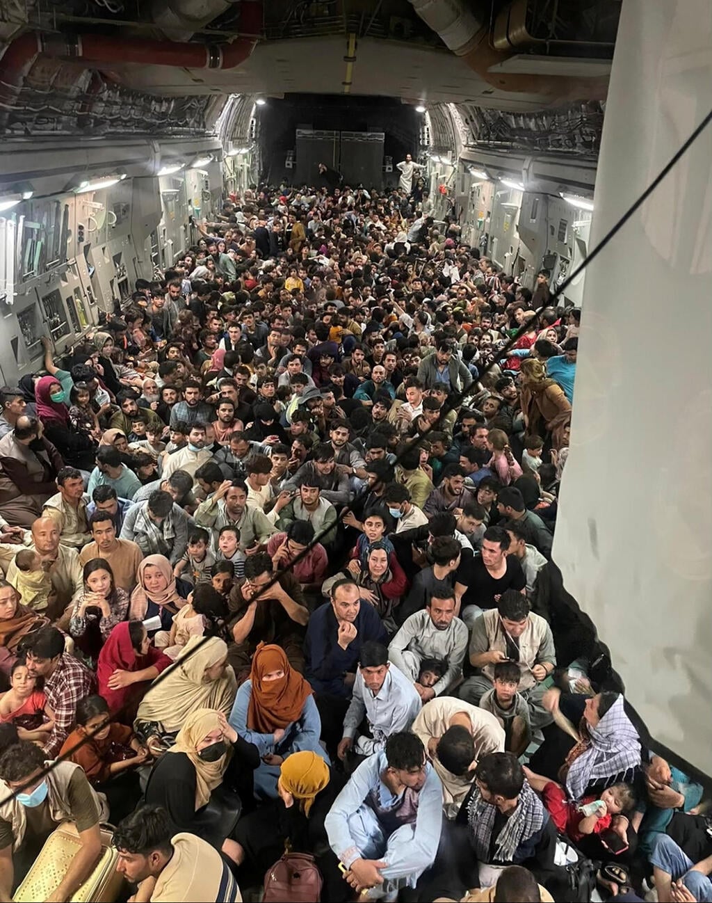 כ-640 אפגנים מצטופפים במטוס תובלה של צבא ארה"ב שפינה אותם מקאבול לקטאר
