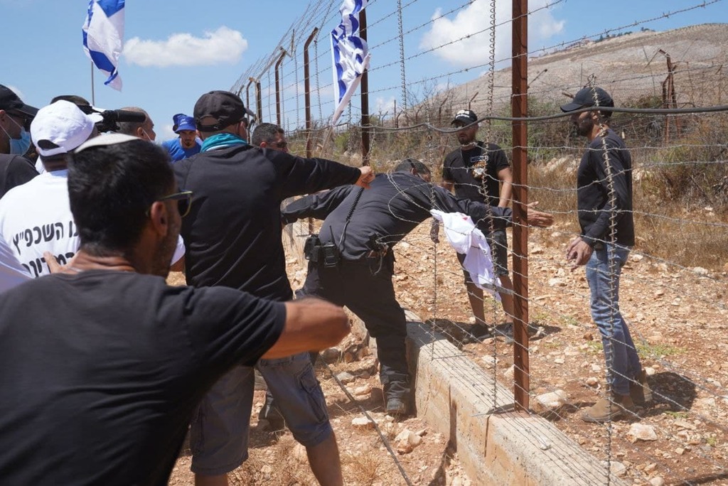 מפגינים שחצו את הגדר (צילום: אפי שריר) התפרעויות בגבול
