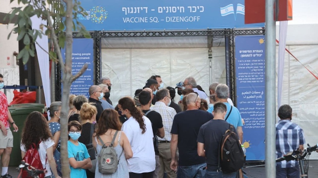 תור לחיסון בכיכר דיזנגוף בתל אביב (צילום: מוטי קמחי) חיסונים בכיכר דיזנגוף