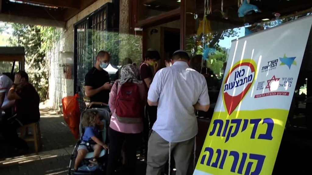 תור לבדיקות קורונה מהירות. לפחות פעמיים בשבוע לעובדים (צילום: משה מזרחי) התורים לבדיקות הקורונה המהירות בגן החיות התנ"כי