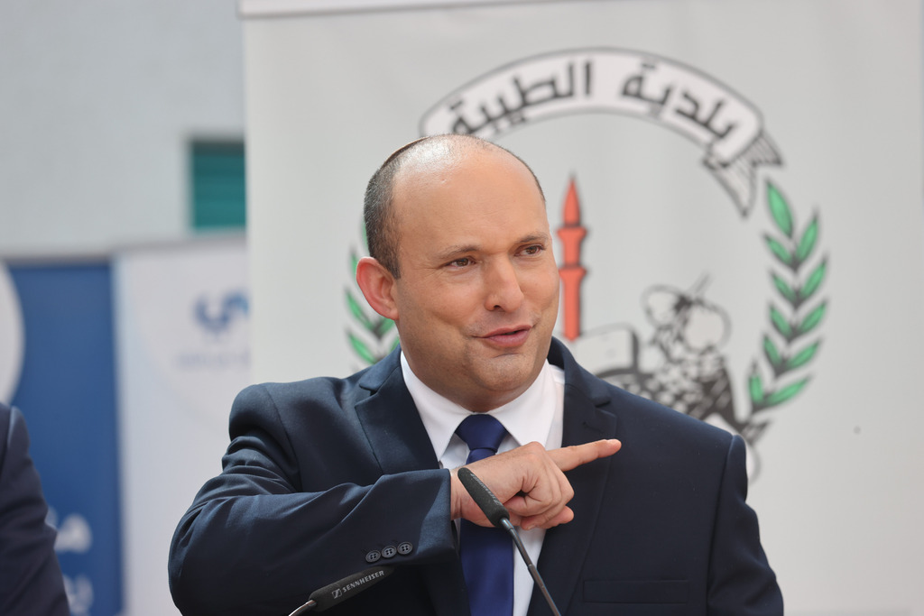 בנט. "מפלגתי תוודא שחאן אל-אחמר יפונה", אמר ב-2018 (צילום: יריב כץ) נפתלי בנט מבקר במתחם חיסונים בטייבה