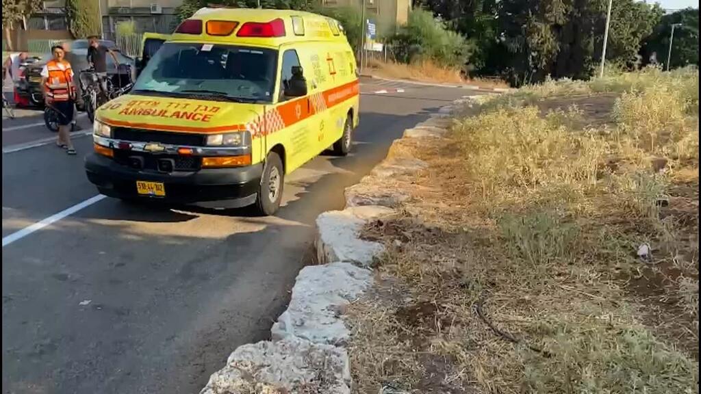 ארכיון (צילום: רזיאל יוסופוביץ, תיעוד מבצעי מד"א) אמבולנסים מחוץ לבריכה ביהוד מונסון לאחר טביעת ילד בן 4 שפונה במצב קשה לבית החולים