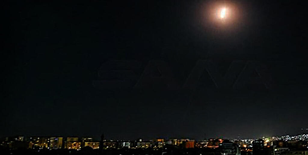 A missile allegedly being shot down over Damascus (Photo: AFP) תקיפה בסוריה סוריה דמשק