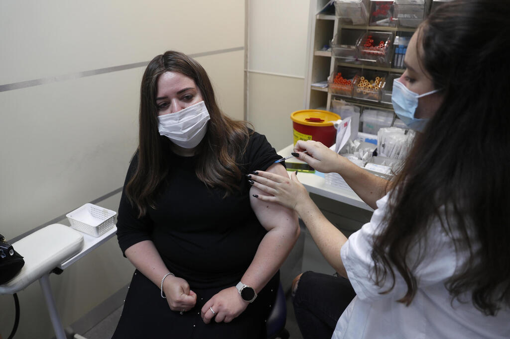 מתחסנים בחיסון השלישי בירושלים (צילום: EPA) מתחסנים בחיסון השלישי בירושלים