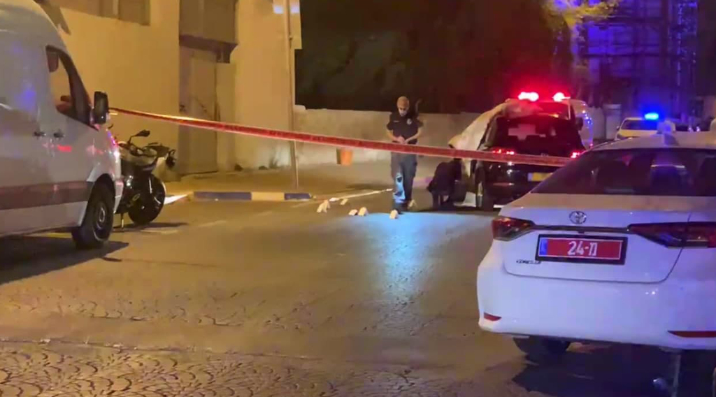 הרכב של המתנקשים אותר שרוף. זירת הרצח ברמלה (צילום: אלי סניור) אישה נמצאה בתוך רכב כשהיא ירויה ברמלה
