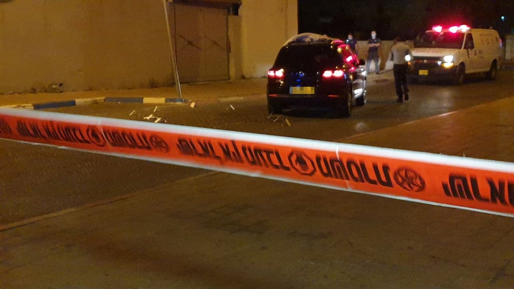 בית המשפט גזר פחות משבע שנות מאסר על הנאשמים ברצח הבעל. זירת הרצח ברמלה, אתמול (צילום: חגי דקל ) רכבה של האישה שנורתה