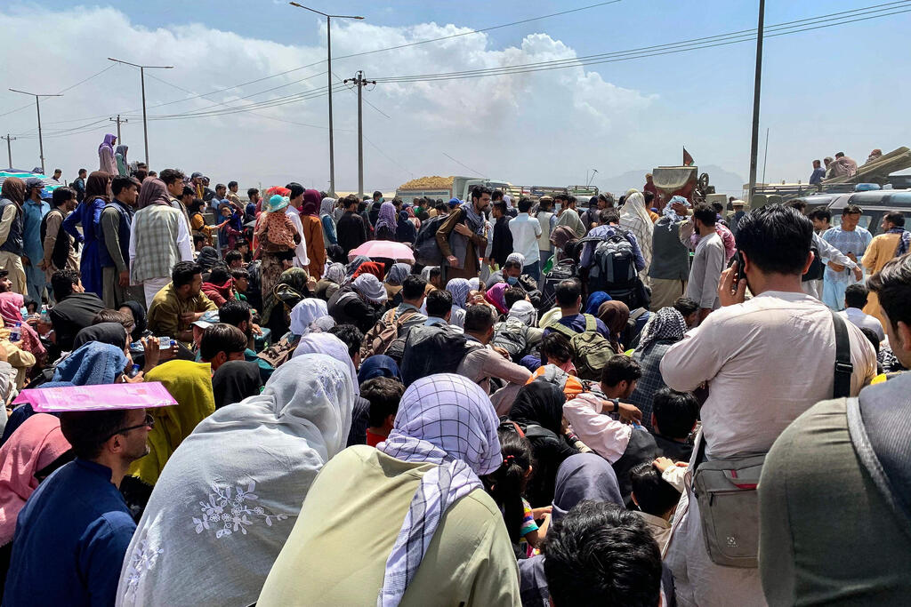Afghans gathering near Kabul airport in an attempt to flee the country after the Taliban takeover (Photo: AP) המונים בכניסה לנמל התעופה ב קאבול אפגניסטן 20 באוגוסט