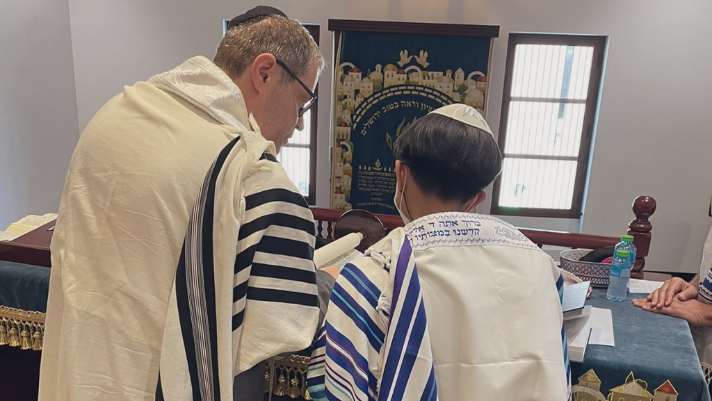 בר המצווה בבית הכנסת בבחריין 