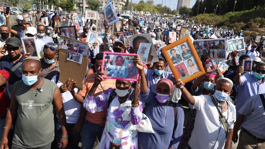 Families of Jews stranded in Ethiopia calling on government to bring their loved ones to Israel back in August 2021 (Photo: Amit Shabi) מפגינים למען העלאת יהודי אתיופיה