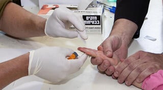 בדיקות נוגדנים לילדים בבית ספר ביאליק בקריית ביאליק
