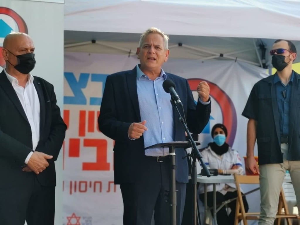 הורוביץ בכפר קאסם ניצן הורוביץ מודיע על מבצע חיסון עד הבית