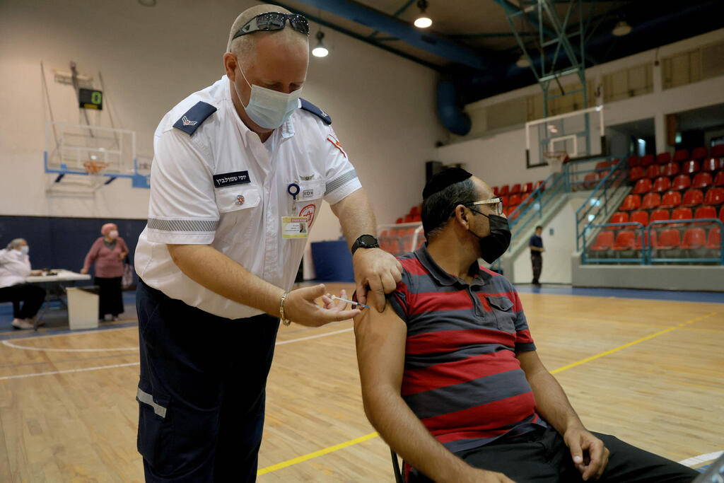 חיסון שלישי של מד"א בחולון (צילום: AFP) חיסון שלישי של מד"א בחולון