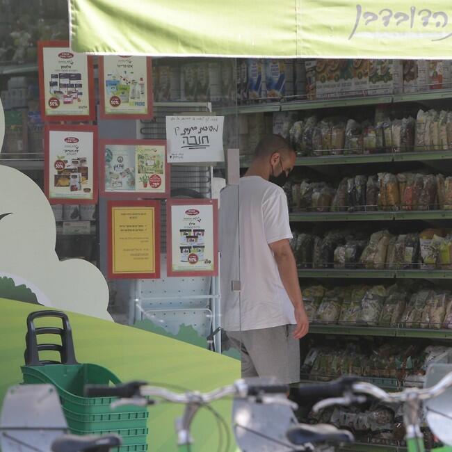 בוחר קטניות. אביעד קיסוס (צילום: מוטי לבטון) בוחר קטניות. אביעד קיסוס