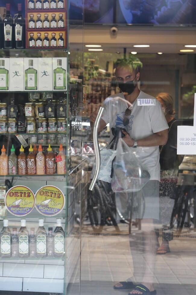 בודק את השטח (צילום: מוטי לבטון) בודק את השטח