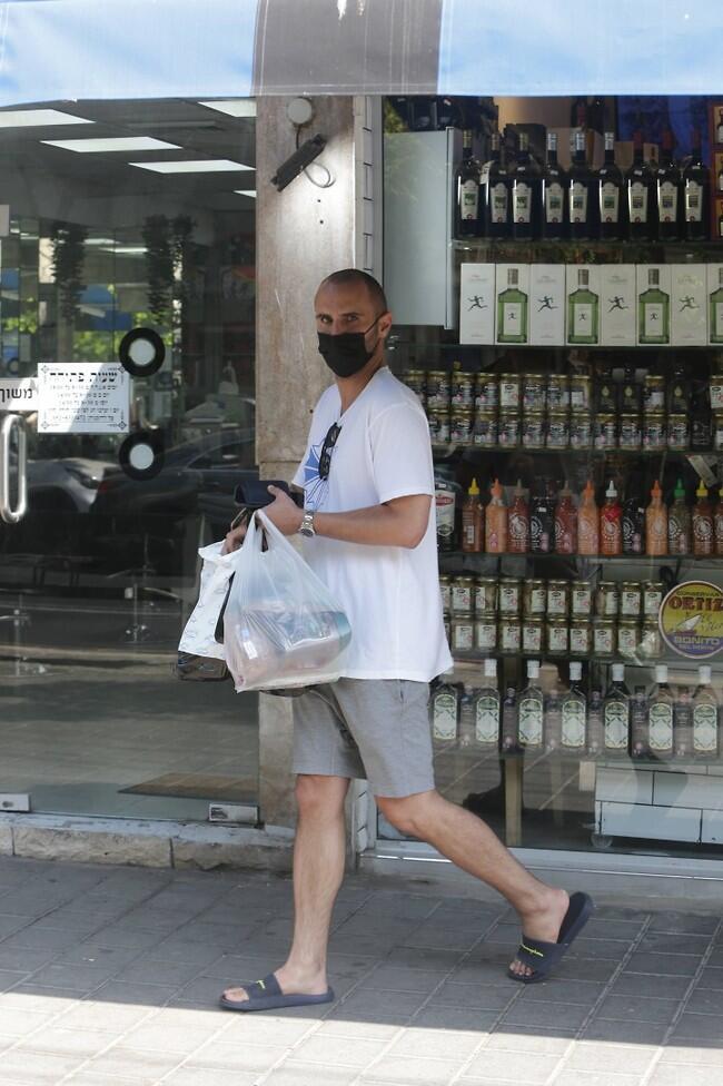 גבר עם סלים (צילום: מוטי לבטון) גבר עם סלים