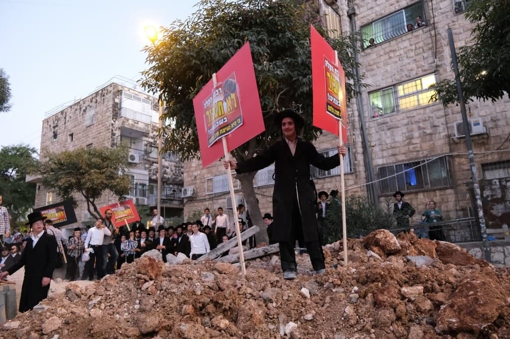 השלכת פסולת באתרי העבודות ונזק לאמצעי הבטיחות. הפגנת חרדים נגד עבודות הרכבת הקלה בצומת בר אילן (צילום: יואב דודקביץ') הפגנת חרדים נגד עבודות הרכבת הקלה בצומת בר אילן בירושלים