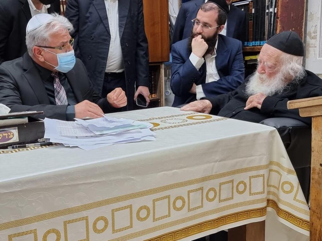 פרויקטור הקורונה פרופ' זרקא במפגש בבית הרב חיים קנייבסקי
