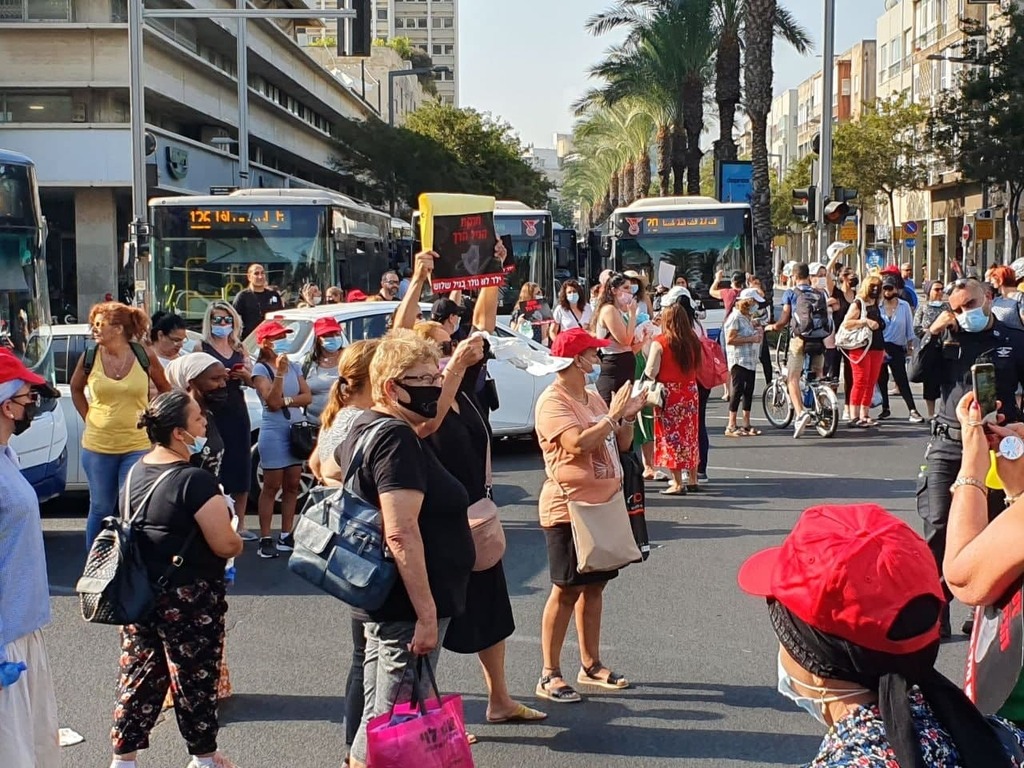 מחאת מעונות היום, אוגוסט (צילום: מוטי קמחי) הפגנה של מעונות היום בצומת קפלן בת"א