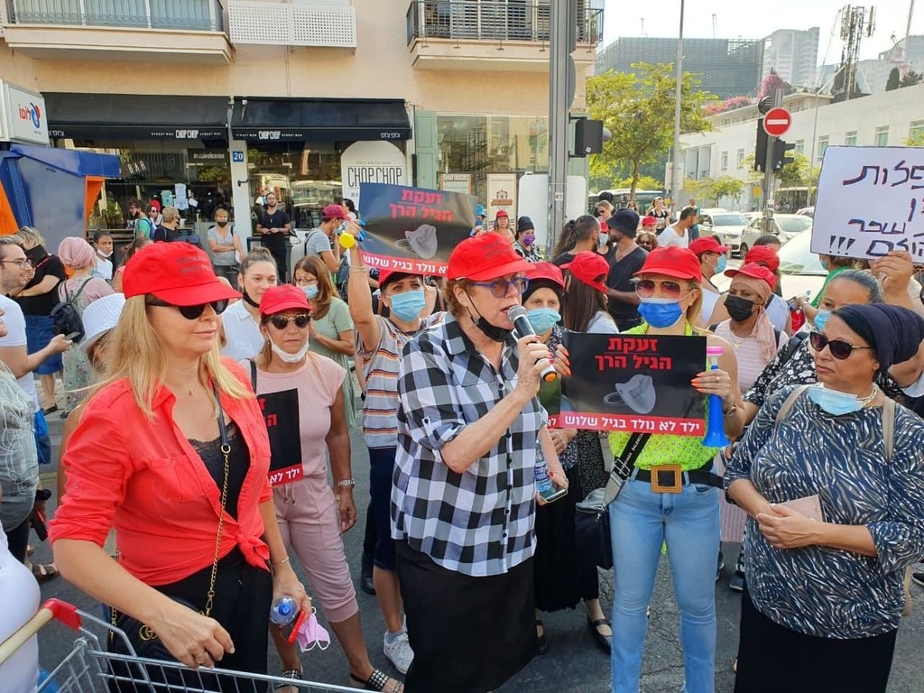 מחאת מעונות היום, אוגוסט (צילום: מוטי קמחי) הפגנה של מעונות היום בצומת קפלן בת"א