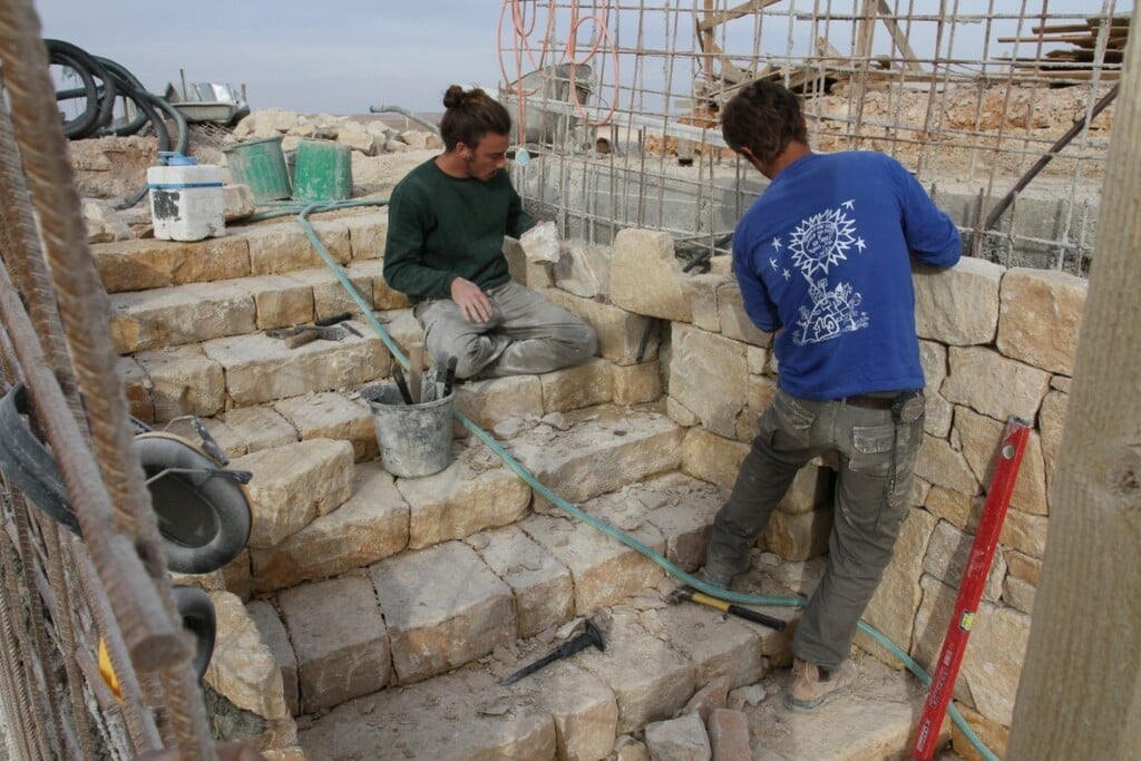צילום מתהליך העבודה: הסלעים שנחפרו נשטפו ושימשו את חיפוי המבנים (צילום: איתי אליאסי) הקמה שחרות