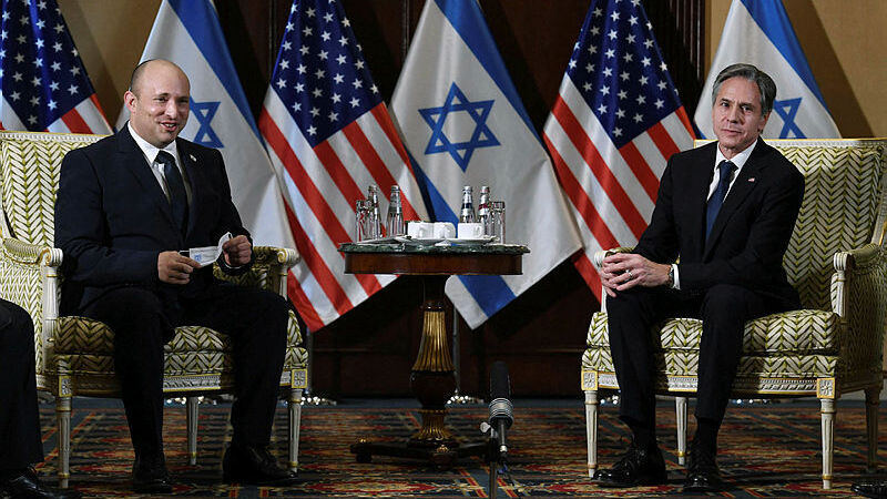 שיחה לא פשוטה. בנט ובלינקן (צילום: AFP) נפתלי בנט בפגישה עם אנתוני בלינקן מזכיר ההגנה של ארה"ב בוושינגטון