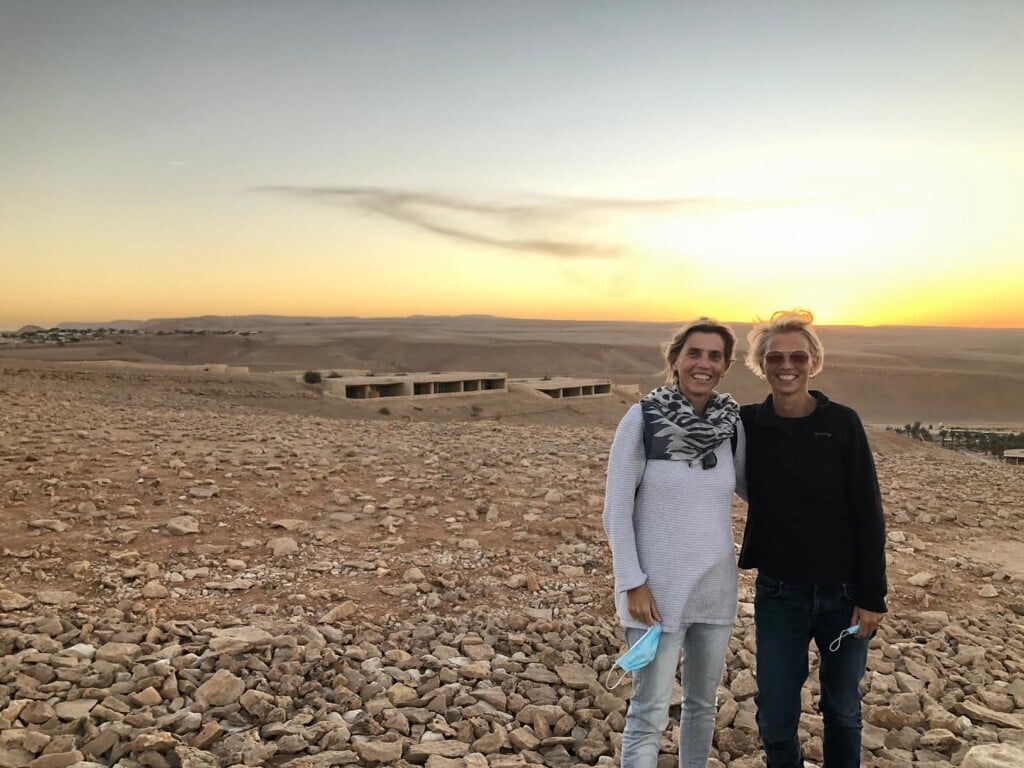 דניאלה ומאיה פלסנר על רקע Six Senses. "להמשיך את המסורת של אבא" (צילום פרטי) דניאלה ומאיה פלסנר