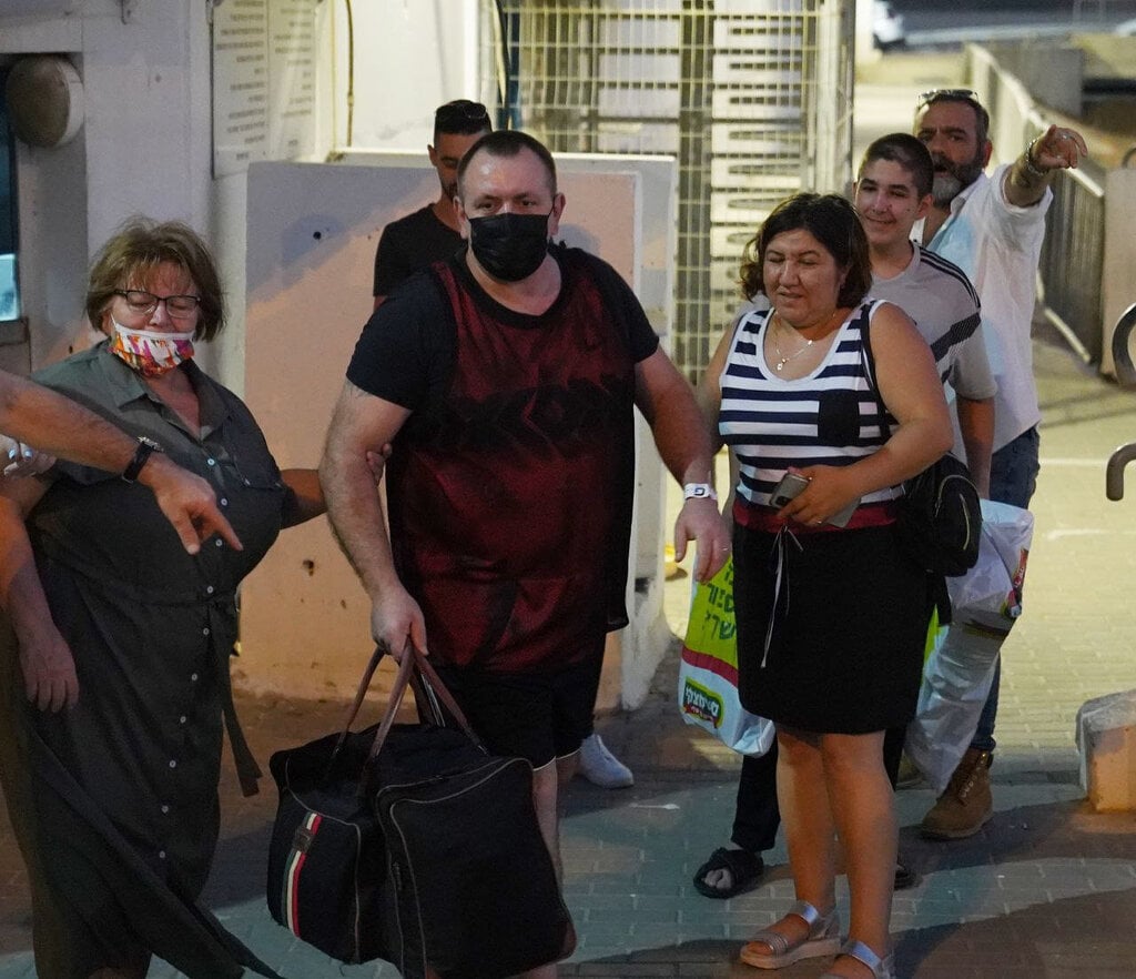 רומן זדורוב יוצא מכלא שאטה למעצר הבית בקצרין