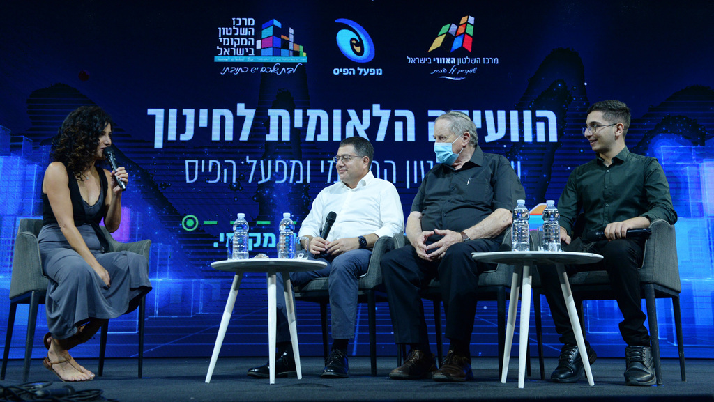 מירב בטיטו עומר של מועצת תלמידי םועוד בפאנל
