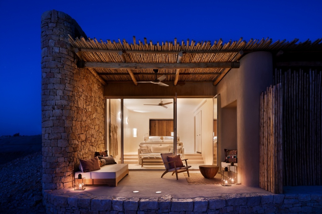 מחופה באבן וחפור בהר: מלון Six Senses שחרות (צילום: אסף פינצ'וק) שחרות