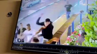תיעוד: צעירים יהודים דוקרים צעיר ערבי בשוק מחנה יהודה בירושלים
