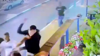 תיעוד: צעירים יהודים דוקרים צעיר ערבי בשוק מחנה יהודה בירושלים