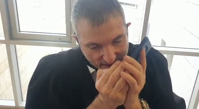 "יום גדול לרומן ולמשפחתו". עו"ד הלוי משוחח עם זדורוב בטלפון לאחר החלטת העליון (צילום: ליאור אל חי) ירום הלוי, סניגורו של רומן זדורוב על שחרורו למעצר בית