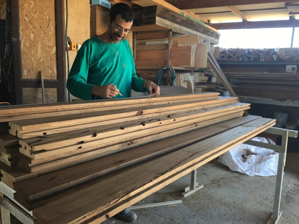 עצי הטיק שיובאו מהמזרח הגיעו לישוב הקהילתי שחרות, והפכו לרהיטים מרהיבים המעטרים את המלון (צילום: איתי אליאסי) הקמה שחרות