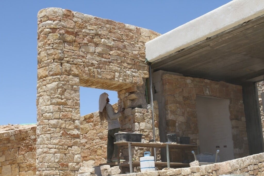 צילום מתקופת הבנייה: 17 אלף מ"ר של חיפויי אבן (צילום: איתי אליאסי) הקמה שחרות