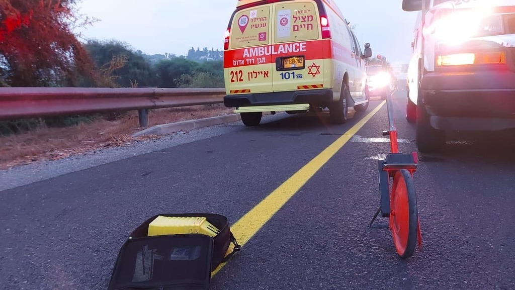 זירת התאונה סמוך לבן שמן (צילום: תיעוד מבצעי מד"א) בן 20 נהרג בתאונת פגע וברח סמוך לבן שמן