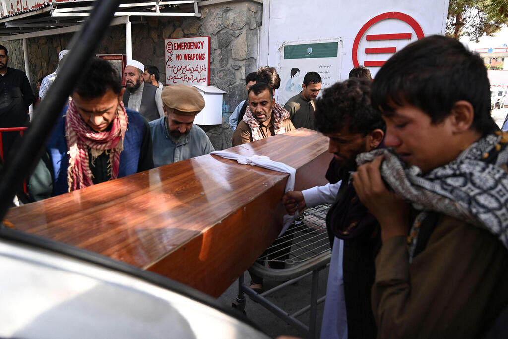 פינוי פצועים והרוגים מהפיגוע סמוך לנמל התעופה בקאבול