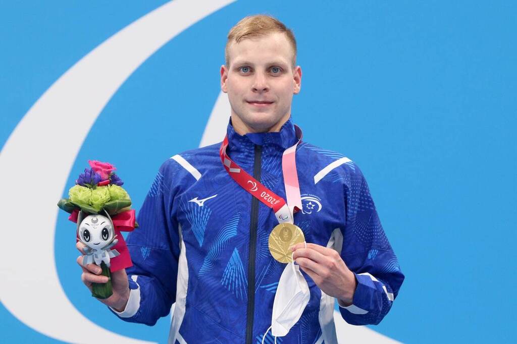 Mark Malyar showcasing his gold medal after winning the men’s 200-meter individual medley final in the SM7 category at the Tokyo 2020 Paralympic Games last Friday (Photo: Lilach Weiss) מארק מליאר על הפודיום עם מדליית הזהב