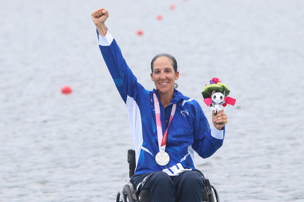 Moran Samuel celebrates after winning silver in the women’s 2,000-meter single sculls at the Tokyo 2020 Paralympic Games on Sunday (Photo: Lilach Weiss) סמואל