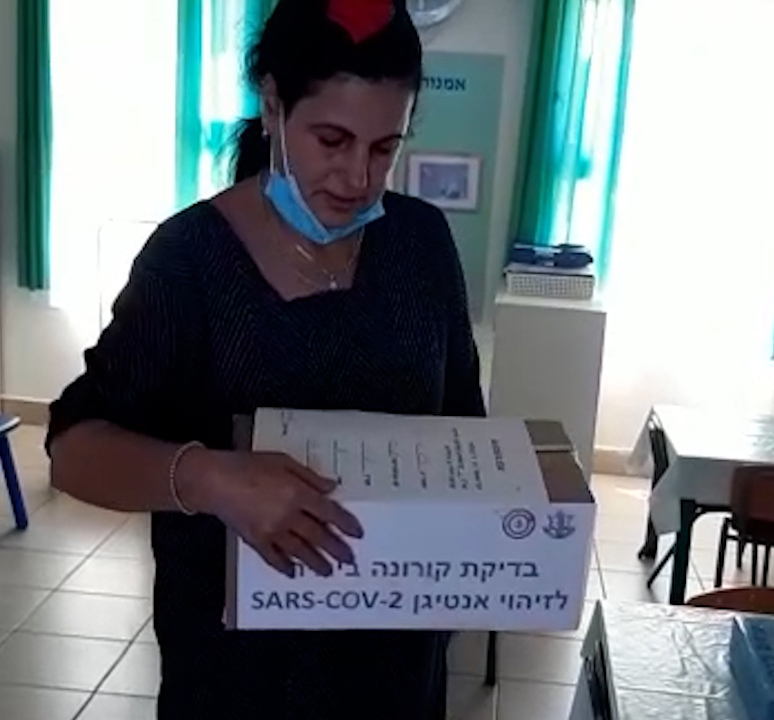 חלוקת ערכות בדיקות בבתי ספר ובגני ילדים בנתניה (צילום: עיריית נתניה) חלוקת ערכות בדיקות בבתי ספר ובגני ילדים בנתניה